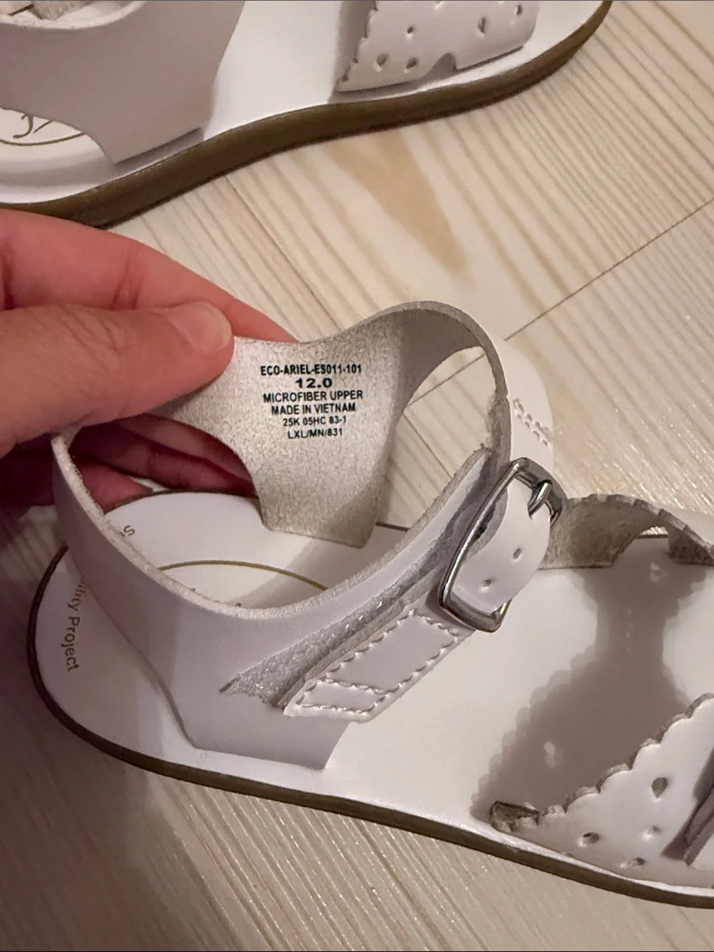 FootMates Girls White Scalloped Buckle Sandals